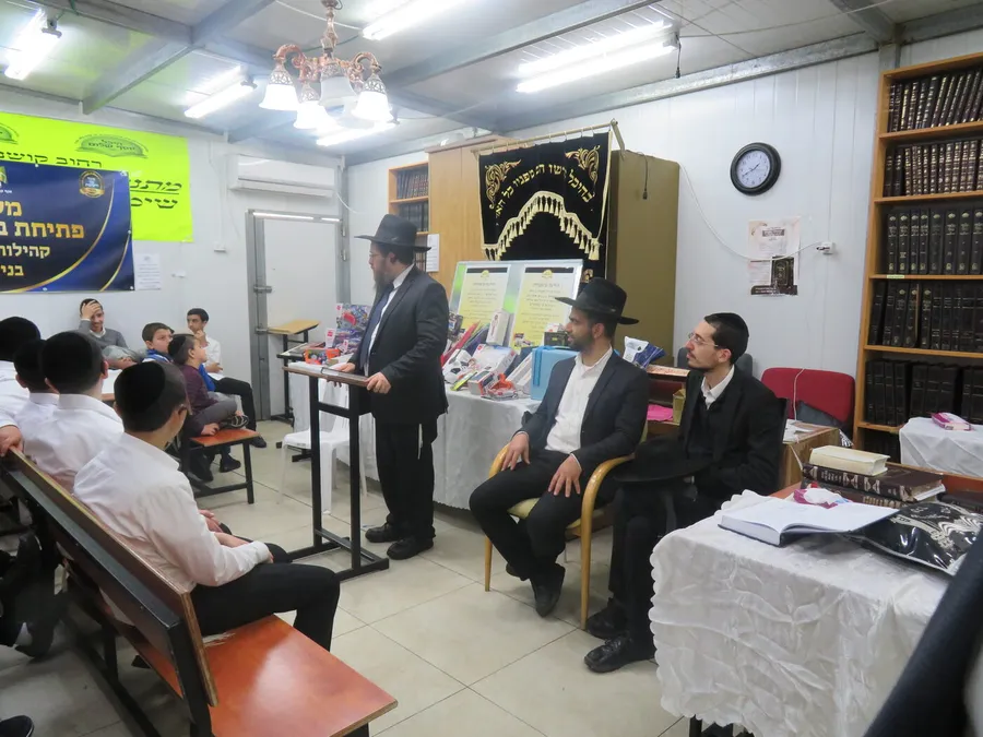 בחור ישיבה חונך לומד עם ילדי הקהילה