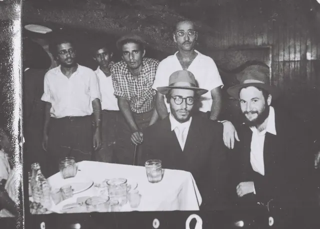אבא זצ״ל בחתונתו, לצדו חברותא מפוניבז׳ הרב רפול ראש ישיבת נוה ארץ