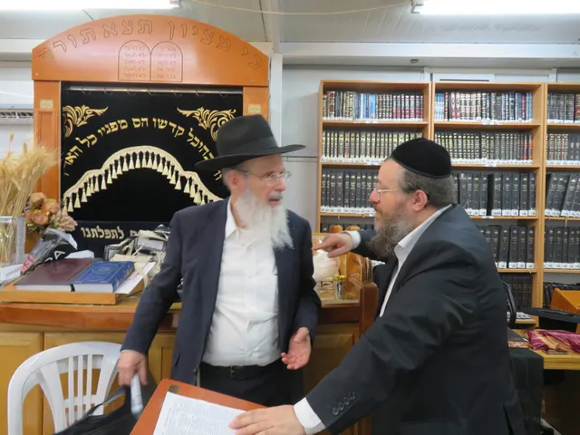 הרב גד דואר שליט״א עם ראש המוסדות בבית המדרש