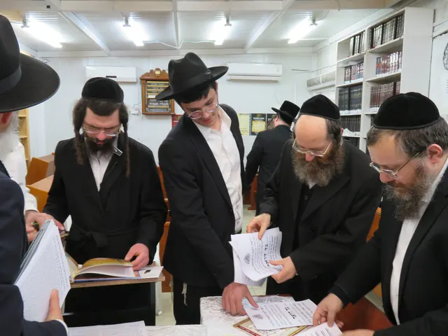 משתתפי השיעור סביב השולחן עם דפי המקורות