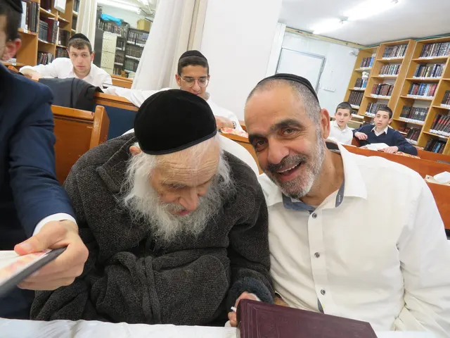 ר׳ עזרא חג׳מא ז״ל עם מרן נשיא המוסדות רבי שמעון צדוק זצ״ל
