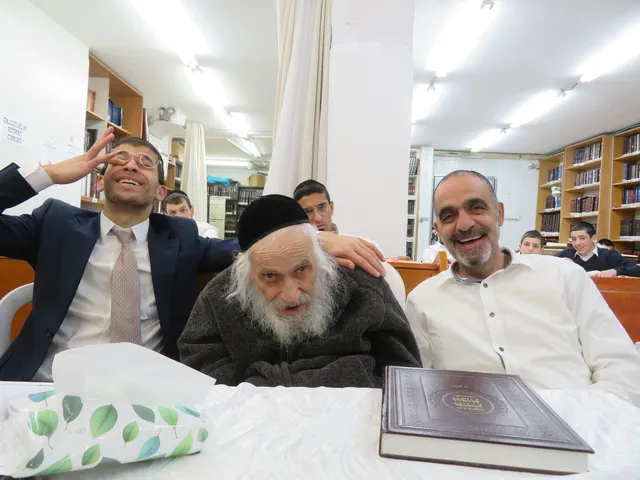 ר׳ עזרא חג׳מא ז״ל יחד עם מרן נשיא המוסדות בהיכל הישיבה