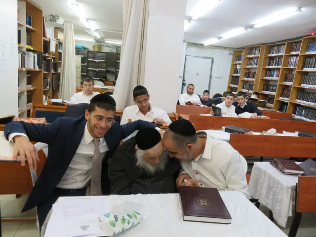 ר׳ עזרא חג׳מא ז״ל עם מרן נשיא המוסדות זצ״ל — נפשו קשורה בנפשו
