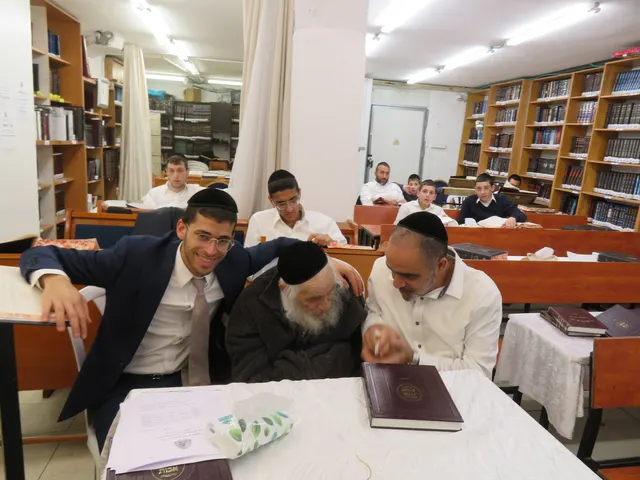 ר׳ עזרא חג׳מא ז״ל עם מרן נשיא המוסדות זצ״ל בלימוד
