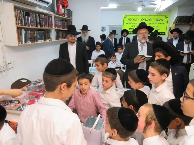 מעמד אבות ובנים לילדי הקהילה בהיכל