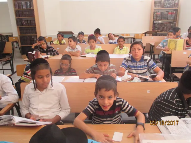 ילדים שוקדים על לימודם