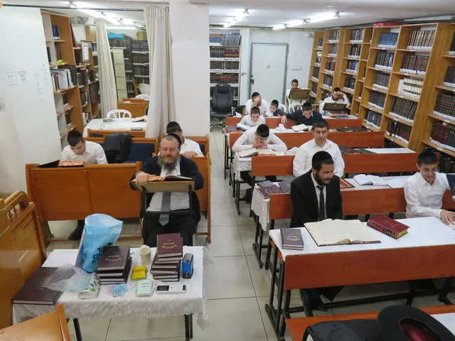 בית מדרש מלא בלומדי תורה בישיבת בין הזמנים