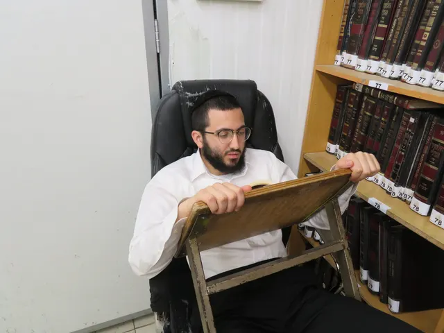 בחור שוקד על תלמודו