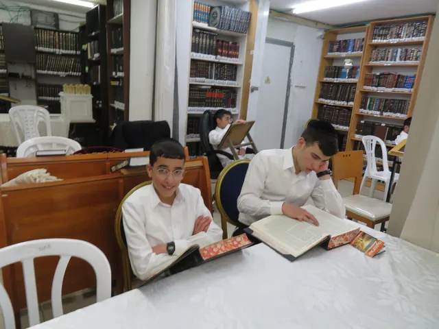 חברותא — בחורים עמלים יחד בתורה