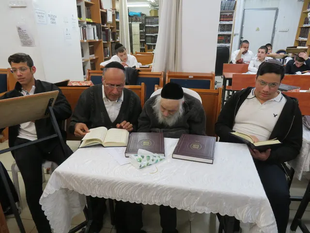 מדור לדור — לומדים סביב שולחן הגמרא