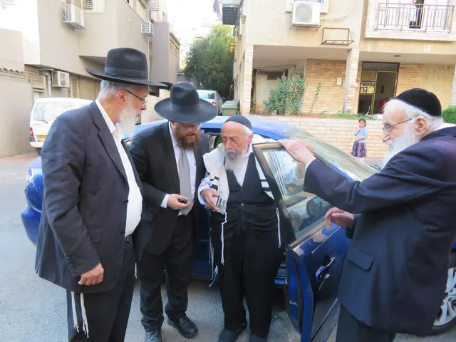 בצל גדולי התורה