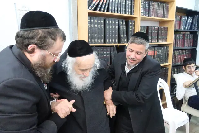 מרן נשיא המוסדות זצ״ל מלוּוה באהבה על ידי בני הקהילה