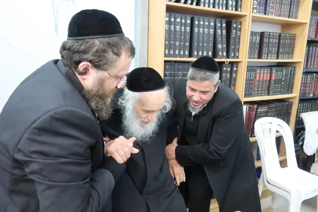 בני הקהילה תומכים במרן נשיא המוסדות זצ״ל בדרכו