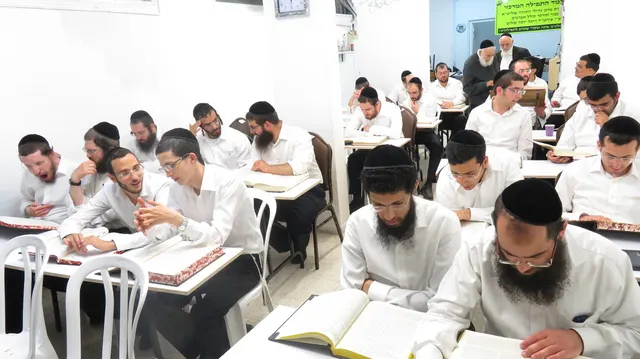 בית המדרש הומה לומדים