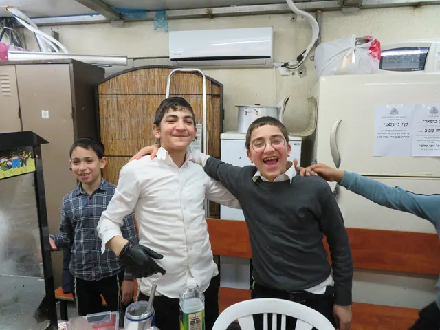 ילדי הקהילה יחד בשמחה בבית המדרש