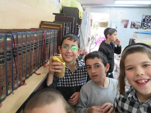 ילדים בין כותלי בית המדרש וספרי הקודש