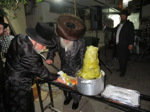 הכנות להדלקת המדורה בל״ג בעומר