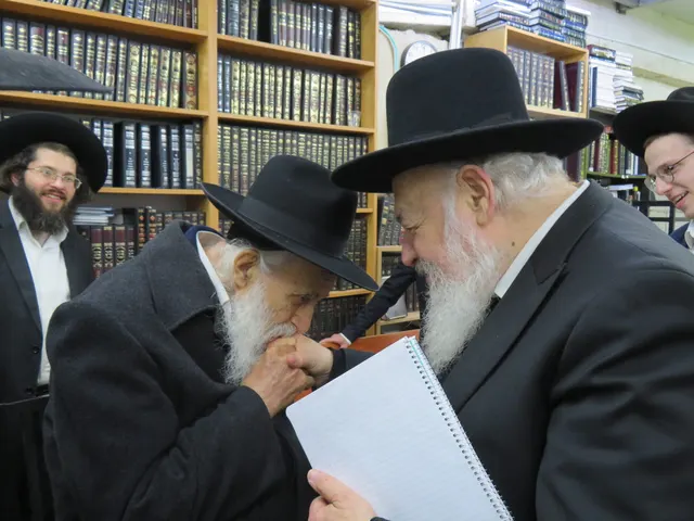 נשיא המוסדות זצ״ל מנשק את יד ידידו מרן ראש הישיבה בכבוד התורה