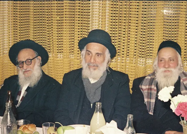 הרב שלום קאלזן, מרן רבי שמעון צדוק זצ״ל, והרב יגאלי — תמונה נדירה