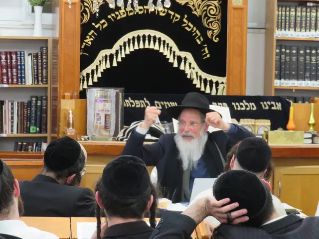 שיעור תורה לאברכים ובחורים בהיכל