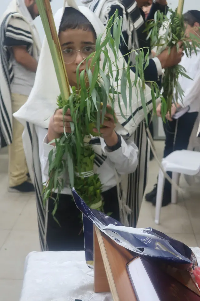 הדור הצעיר במצוות החג