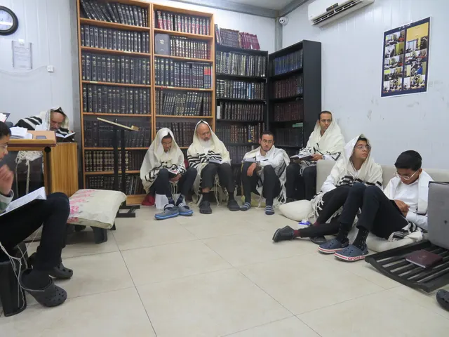 בני הקהילה יושבים לארץ וקוראים קינות בתשעה באב