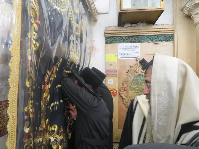 אברכי ההיכל מתפללים בציון התנא רשב״י במירון עבור התורמים