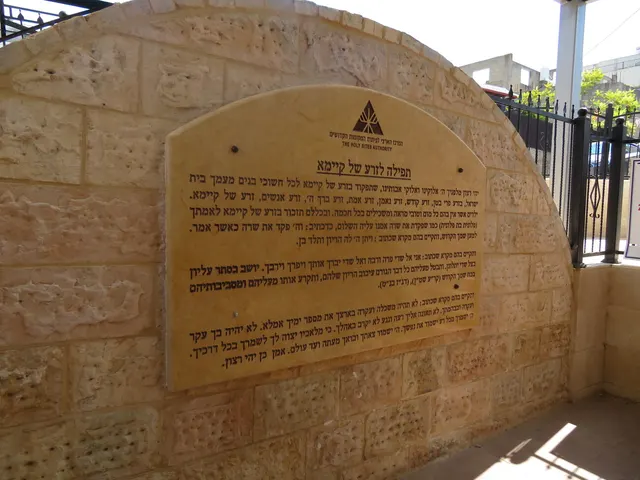 תפילה במקום קבורת האישה השונמית