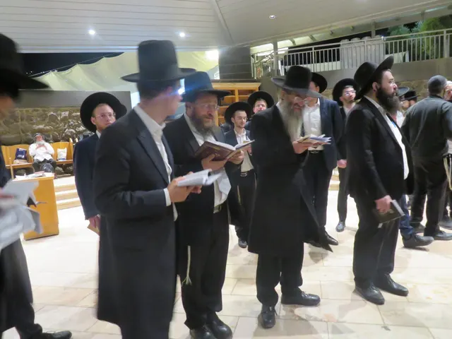 מתפללים על כל שותפי בניין ההיכל
