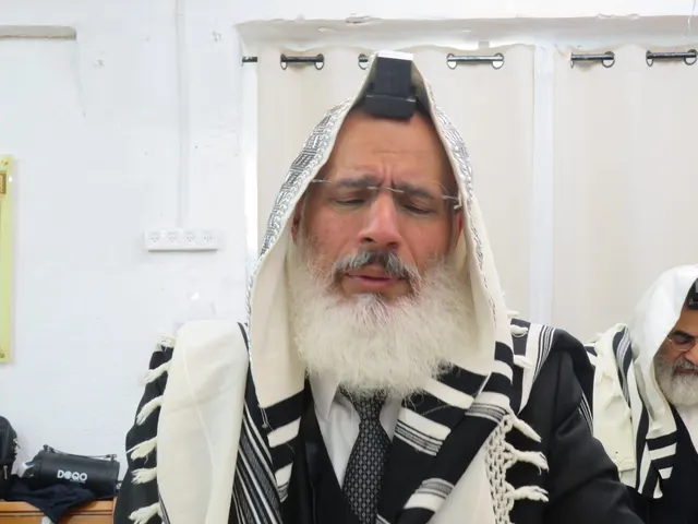 עומדים בתפילה לפני הבורא