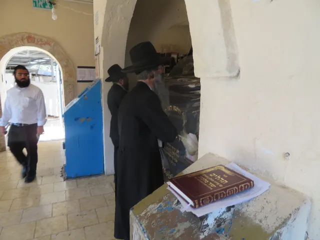 תפילה לישועת הכלל והפרט בקברי צדיקים