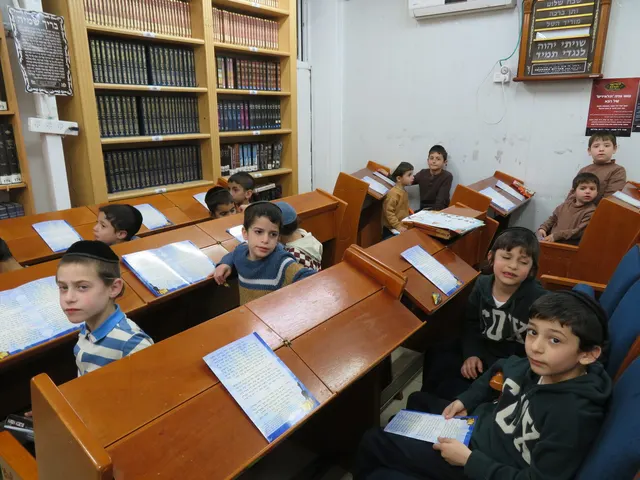 ילדים אומרים תהילים יחד בבית המדרש