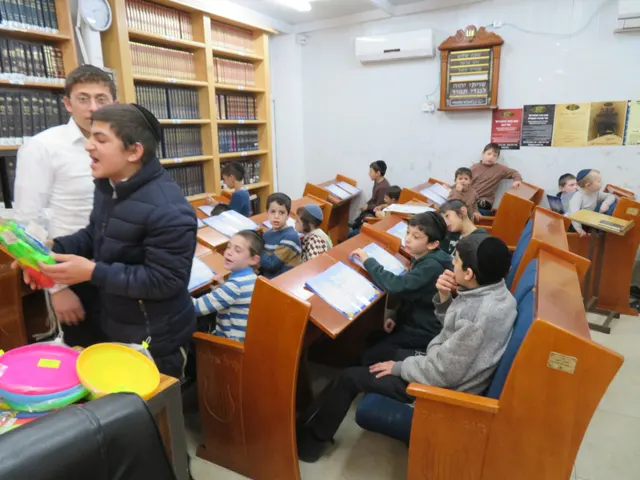 חלוקת פרסים לילדים — עידוד ושמחה