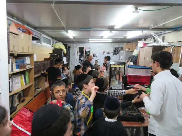 שמחת הילדים סביב שולחן הפרסים
