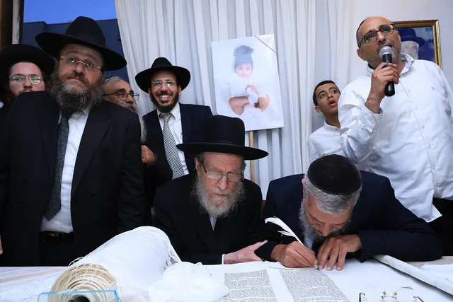 מעמד הכנסת ספר התורה לע״נ התינוק יוסף נחשוני ע״ה — תמונה 4