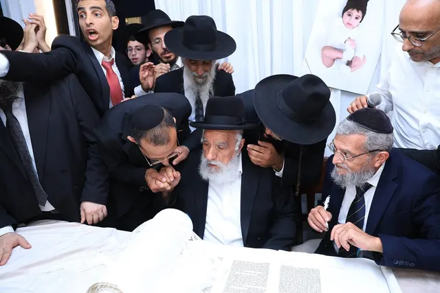 מעמד הכנסת ספר התורה לע״נ התינוק יוסף נחשוני ע״ה — תמונה 7