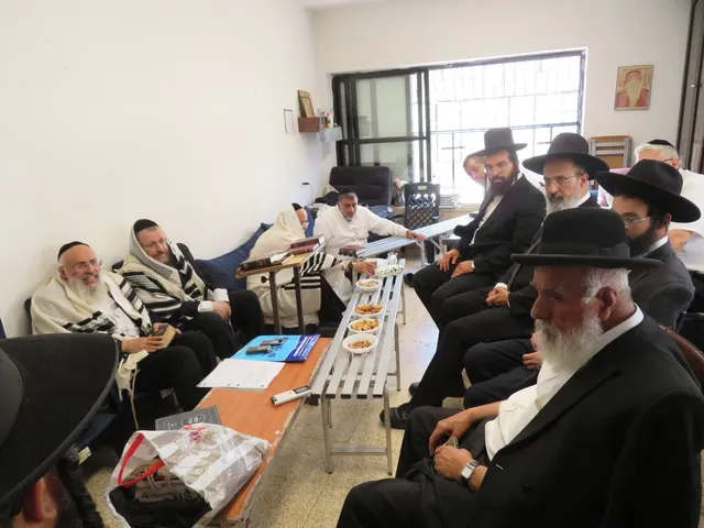 ניחום אבלים אצל משפחת צדוק — הקהל מנחם את האבלים על מרן נשיא המוסדות ורעייתו זצ״ל