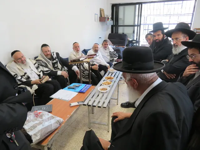 ניחום אבלים אצל משפחת צדוק — הקהל מנחם את האבלים על מרן נשיא המוסדות ורעייתו זצ״ל