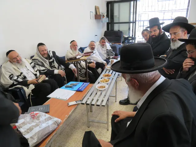 ניחום אבלים אצל משפחת צדוק — הקהל מנחם את האבלים על מרן נשיא המוסדות ורעייתו זצ״ל