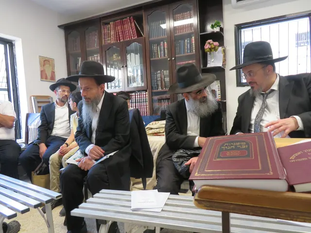 ניחום אבלים אצל משפחת צדוק — הקהל מנחם את האבלים על מרן נשיא המוסדות ורעייתו זצ״ל