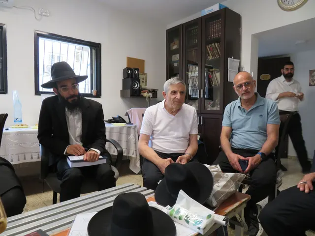 ניחום אבלים אצל משפחת צדוק — הקהל מנחם את האבלים על מרן נשיא המוסדות ורעייתו זצ״ל