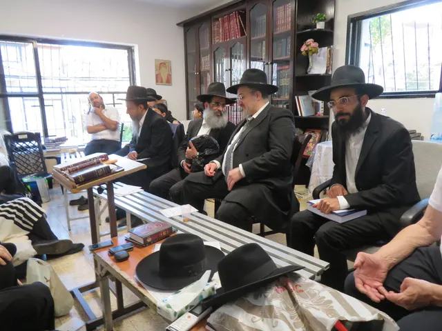 ניחום אבלים אצל משפחת צדוק — הקהל מנחם את האבלים על מרן נשיא המוסדות ורעייתו זצ״ל
