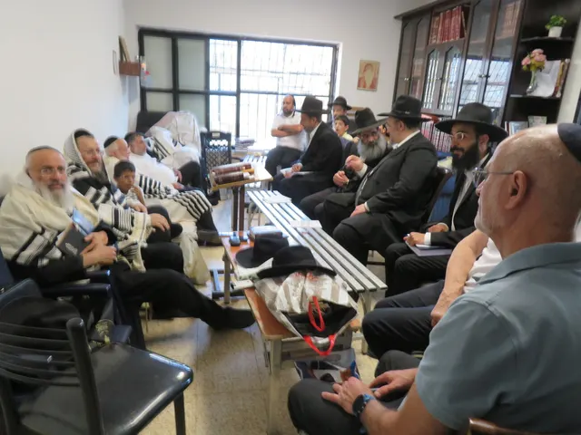 ניחום אבלים אצל משפחת צדוק — הקהל מנחם את האבלים על מרן נשיא המוסדות ורעייתו זצ״ל