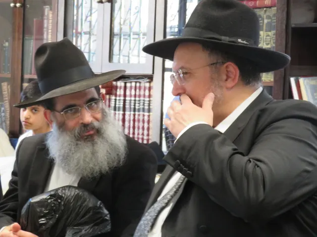 ניחום אבלים אצל משפחת צדוק — הקהל מנחם את האבלים על מרן נשיא המוסדות ורעייתו זצ״ל