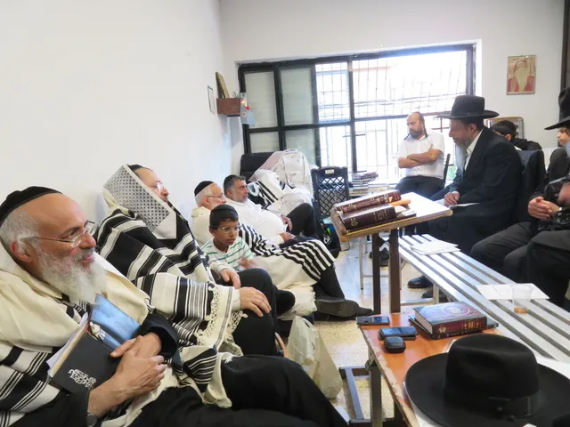 ניחום אבלים אצל משפחת צדוק — הקהל מנחם את האבלים על מרן נשיא המוסדות ורעייתו זצ״ל