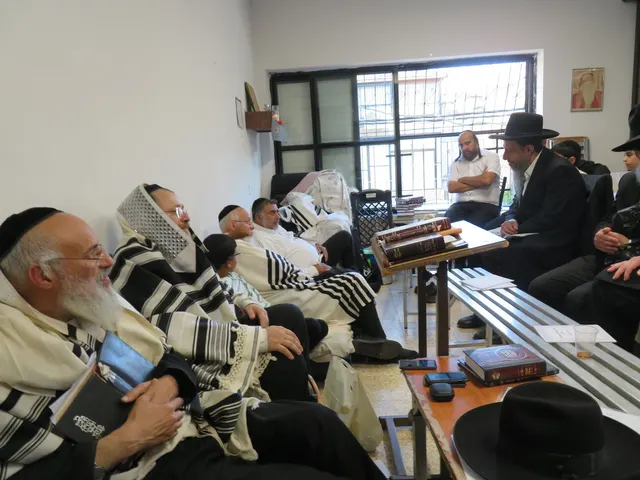 ניחום אבלים אצל משפחת צדוק — הקהל מנחם את האבלים על מרן נשיא המוסדות ורעייתו זצ״ל