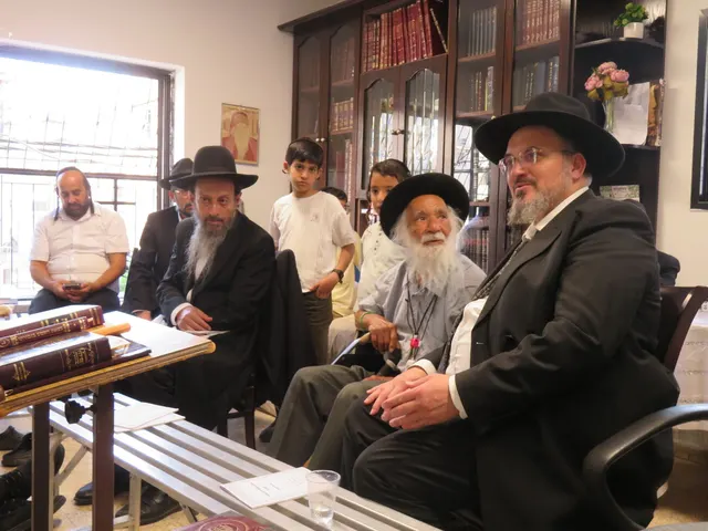 ניחום אבלים אצל משפחת צדוק — הקהל מנחם את האבלים על מרן נשיא המוסדות ורעייתו זצ״ל