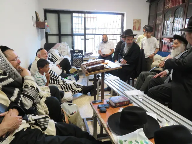 ניחום אבלים אצל משפחת צדוק — הקהל מנחם את האבלים על מרן נשיא המוסדות ורעייתו זצ״ל