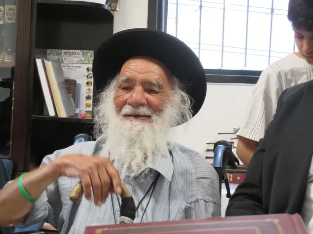 ניחום אבלים אצל משפחת צדוק — הקהל מנחם את האבלים על מרן נשיא המוסדות ורעייתו זצ״ל