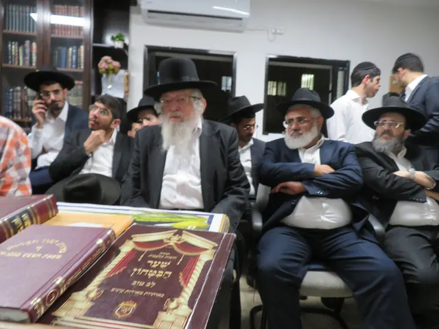 ניחום אבלים אצל משפחת צדוק — הקהל מנחם את האבלים על מרן נשיא המוסדות ורעייתו זצ״ל